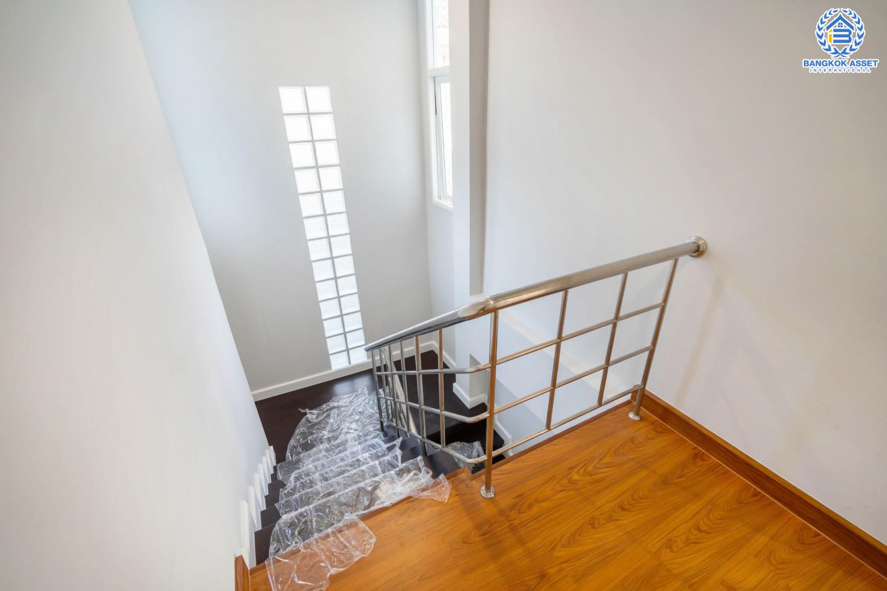 บ้านมือสองตกแต่งใหม่ ทำเลใกล้สนามบินดอนเมือง ม.กฤษณา แจ้งวัฒนะ-ดอนเมือง เนื้อที่ 56 ตร.ว. พื้นที่ใช้สอย 245 ตร.ม. ฟังก์ชั่นจัดเต็ม 4 ห้องนอน 3 ห้องน้ำ 2 ที่จอดรถ ทำเลเยี่ยมเชื่อมสู่ใจกลางเมือง ใกล้ทางด่วนศรีสมาน และรถไฟฟ้าสายสีแดง (สายอนาคต) "สถานีดอนเมือง"...